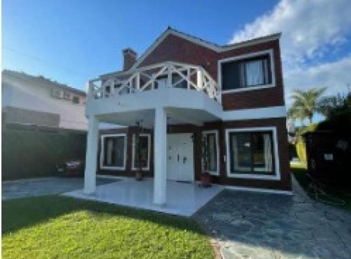 Casa · 230m² · 6 Ambientes