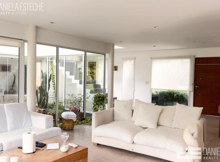 Casa · 330m² · 7 Ambientes · 2 Cocheras