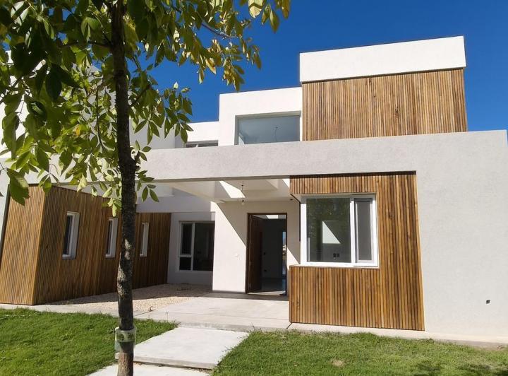Casa · 215m² · 6 Ambientes · 4 Cocheras