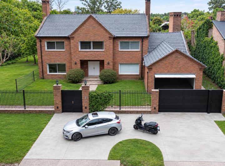 Casa · 350m² · 8 Ambientes · 2 Cocheras