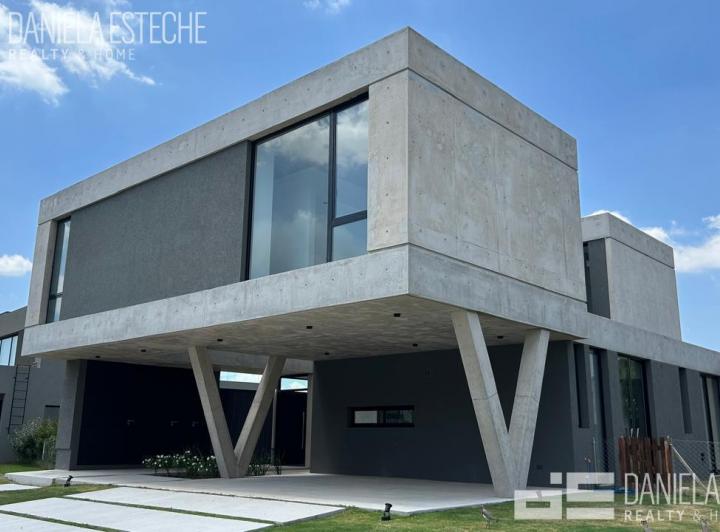 Casa · 277m² · 6 Ambientes · 4 Cocheras