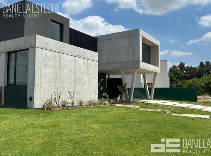 Casa · 276m² · 7 Ambientes · 4 Cocheras