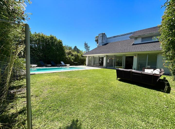 Casa · 550ha · 6 Ambientes · 2 Cocheras