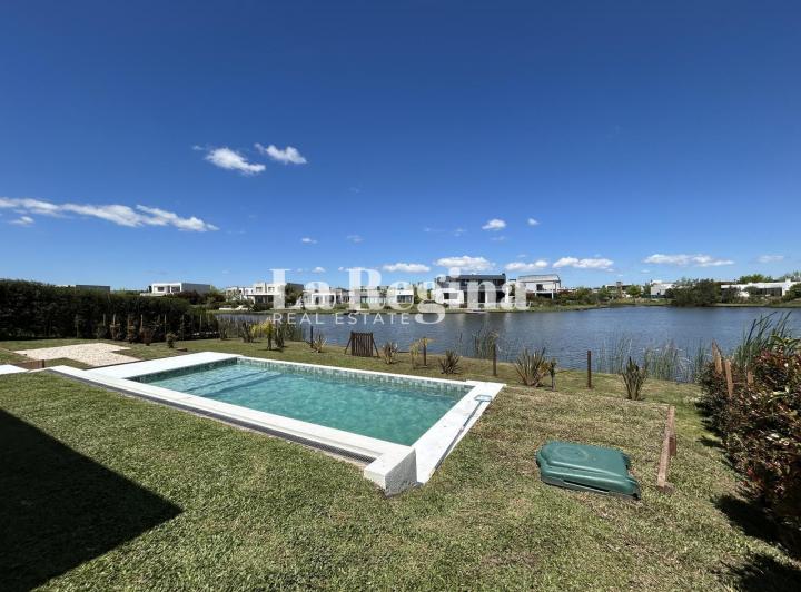 Casa · 242m² · 6 Ambientes · 2 Cocheras