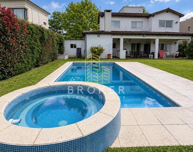 Casa · 225m² · 7 Ambientes · 1 Cochera