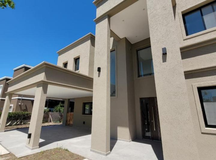 Casa · 210m² · 5 Ambientes · 6 Cocheras