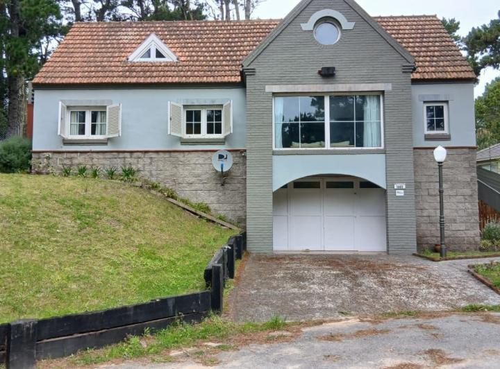 Casa · 180m² · 3 Dormitorios · 1 Cochera