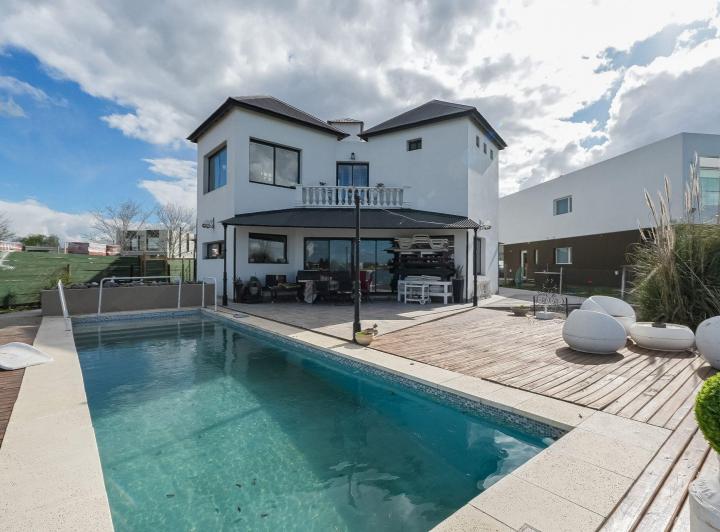 Casa · 260m² · 6 Ambientes · 4 Cocheras