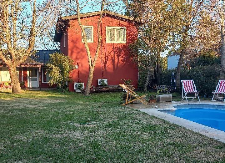 Casa · 210m² · 6 Ambientes · 4 Cocheras