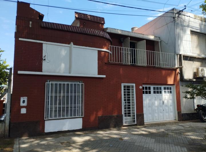 Casa · 90m² · 5 Ambientes · 1 Cochera