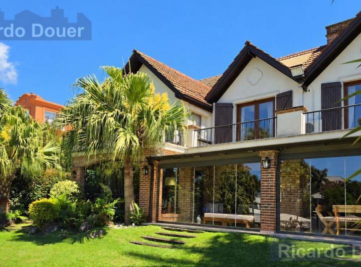 Casa · 520m² · 3 Dormitorios · 3 Cocheras