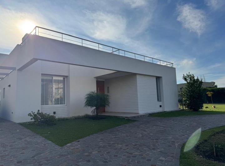 Casa · 260m² · 5 Ambientes · 8 Cocheras