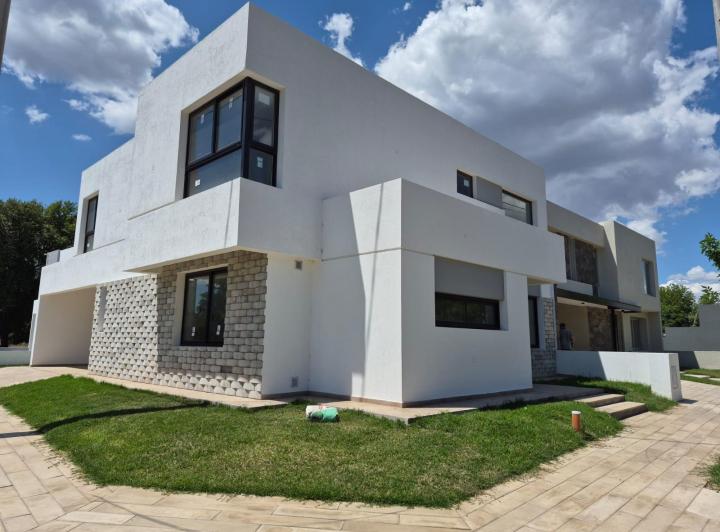 Casa · 291m² · 5 Ambientes · 2 Cocheras