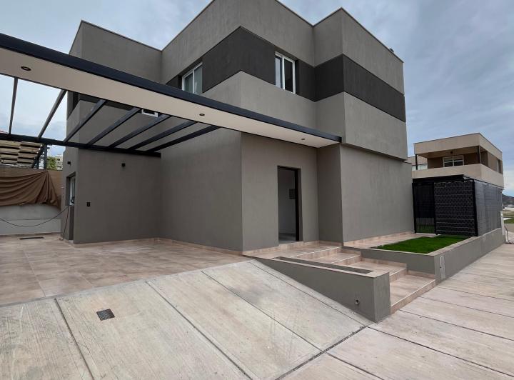 Casa · 180m² · 8 Ambientes · 2 Cocheras