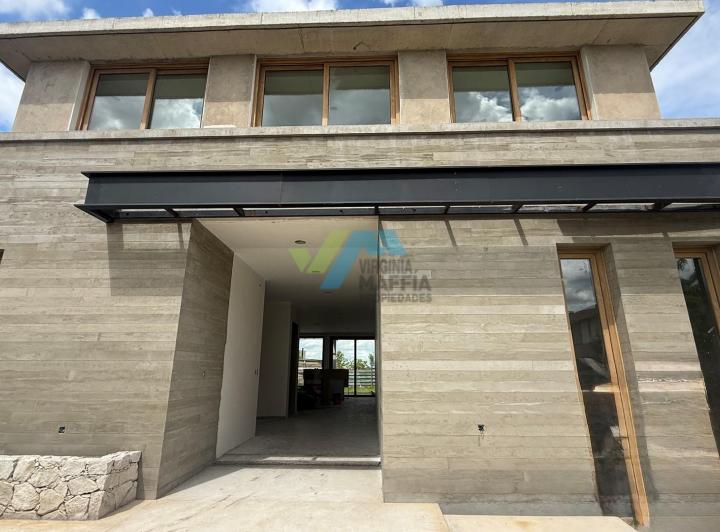Casa · 320m² · 5 Ambientes · 2 Cocheras