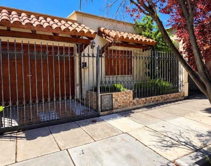 Casa · 170m² · 6 Ambientes · 2 Cocheras