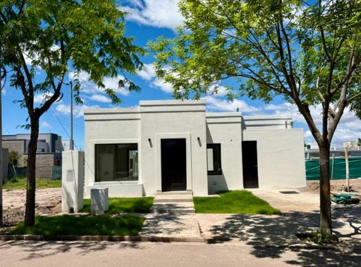 Casa · 122m² · 6 Ambientes · 2 Cocheras