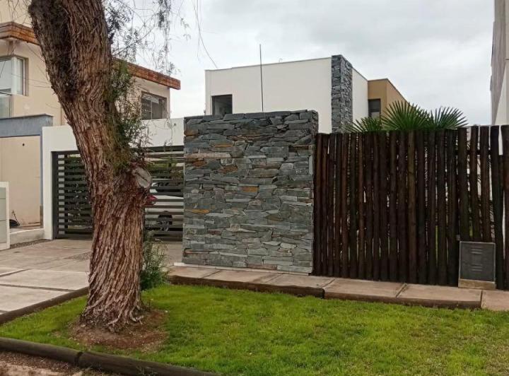 Casa · 150m² · 5 Ambientes · 2 Cocheras