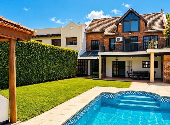 Casa · 328m² · 7 Ambientes · 2 Cocheras