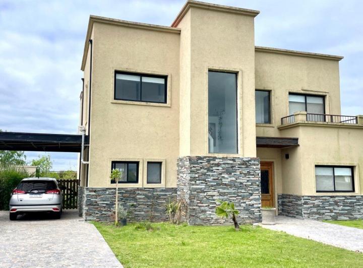 Casa · 137m² · 5 Ambientes · 4 Cocheras