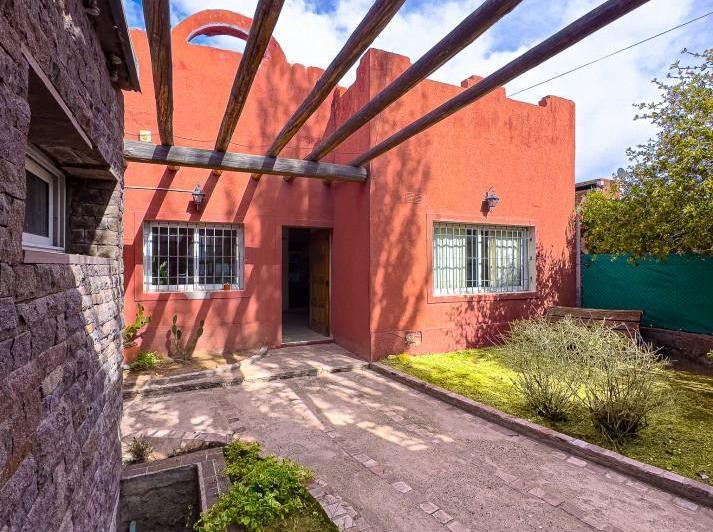 Casa · 364m² · 6 Ambientes · 2 Cocheras