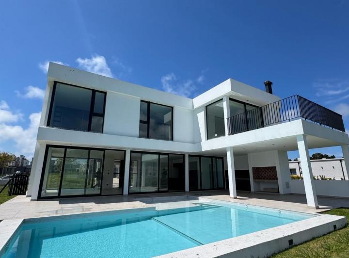 Casa · 237m² · 5 Ambientes · 6 Cocheras