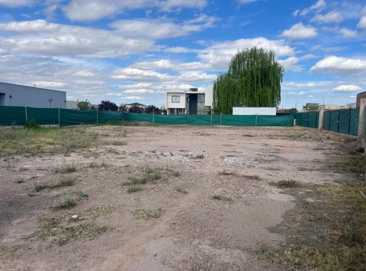 Terreno · 910m²