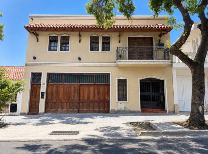Casa · 418m² · 7 Ambientes · 2 Cocheras