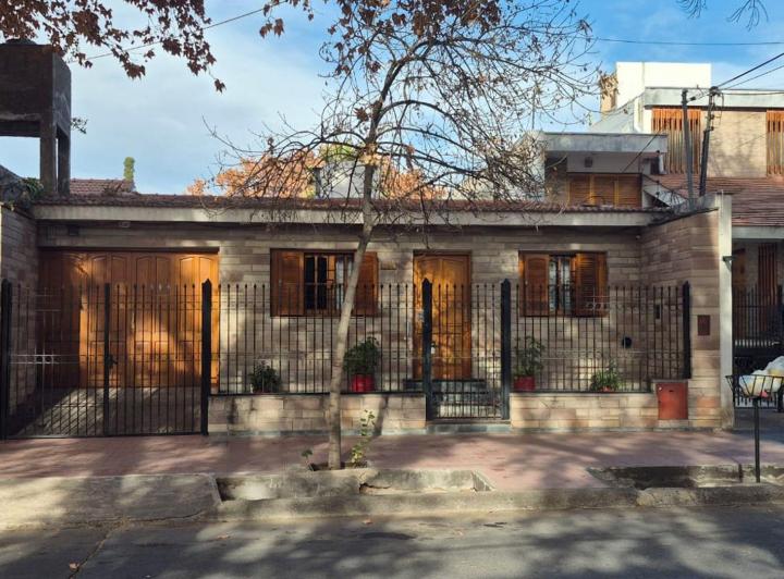 Casa · 185m² · 4 Ambientes · 2 Cocheras