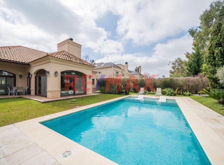 Casa · 468m² · 6 Ambientes · 2 Cocheras