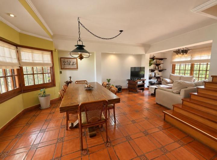Casa · 170m² · 6 Ambientes · 2 Cocheras