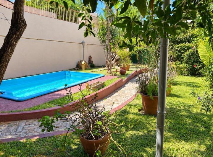 Casa · 238m² · 8 Ambientes · 2 Cocheras