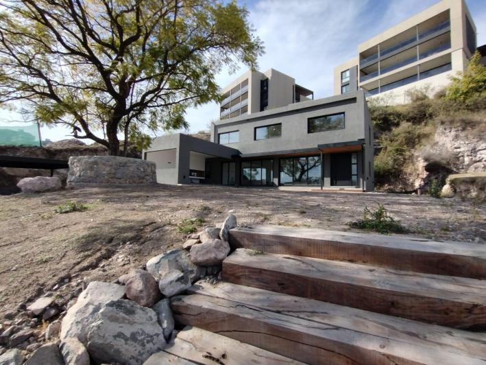 Casa · 320m² · 8 Ambientes