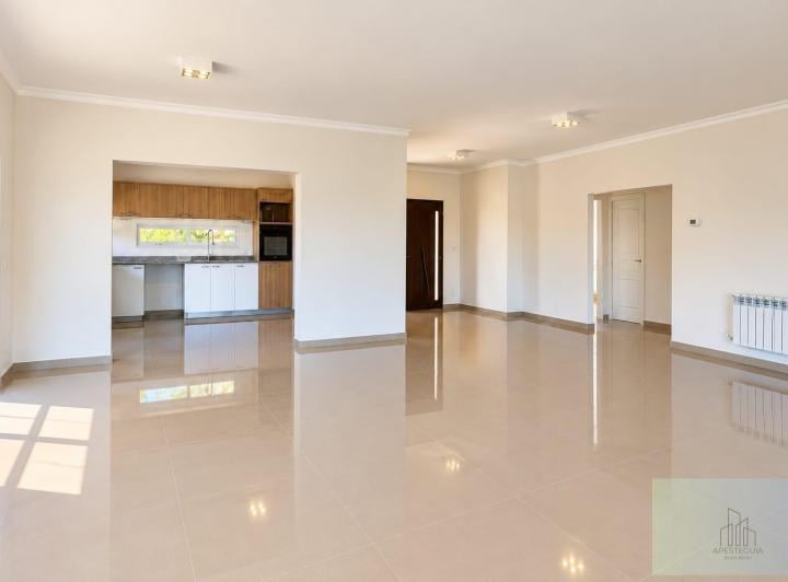 Casa · 209m² · 4 Ambientes · 2 Cocheras