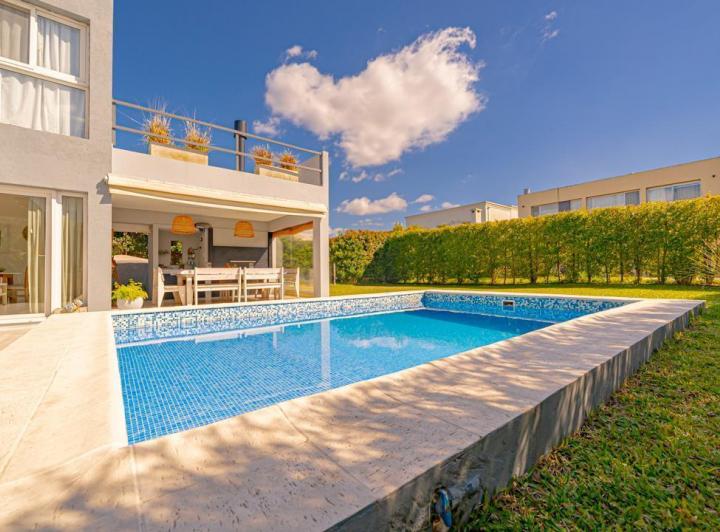 Casa · 178m² · 4 Ambientes · 2 Cocheras