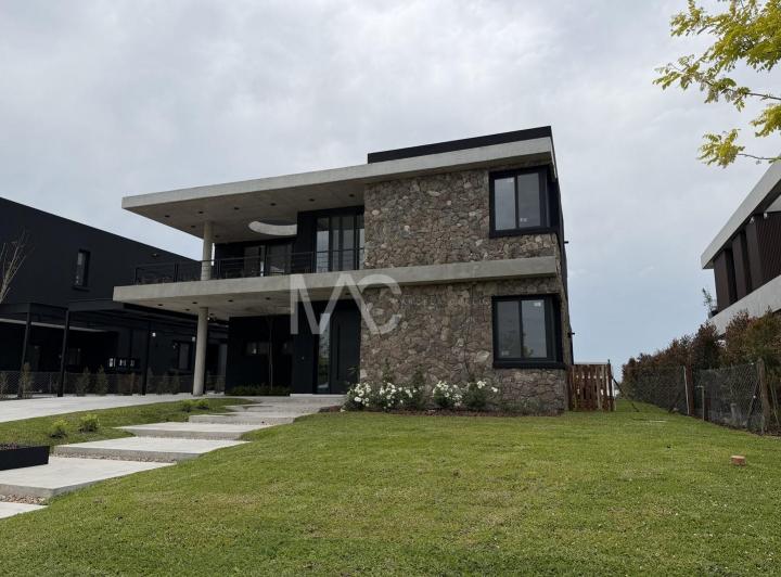 Casa · 321m² · 7 Ambientes