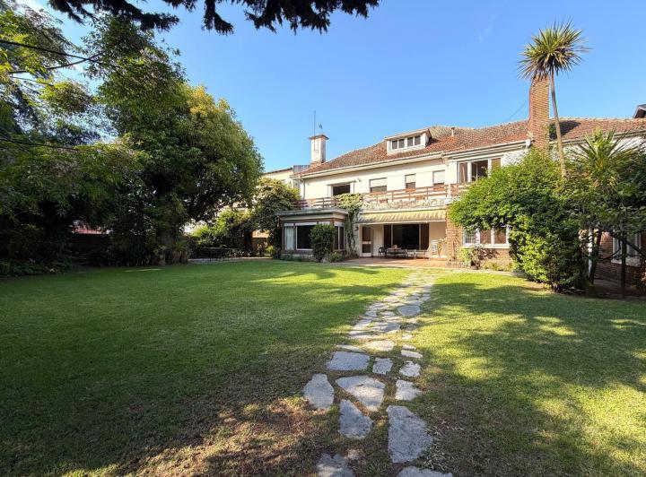 Casa · 644m² · 10 Ambientes · 2 Cocheras