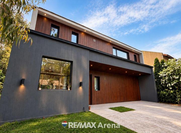 Casa · 141m² · 4 Ambientes · 2 Cocheras
