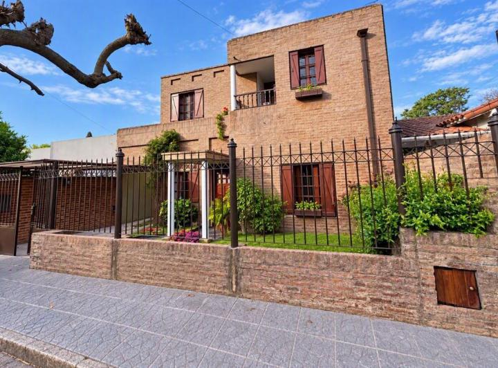 Casa · 230m² · 6 Ambientes · 1 Cochera