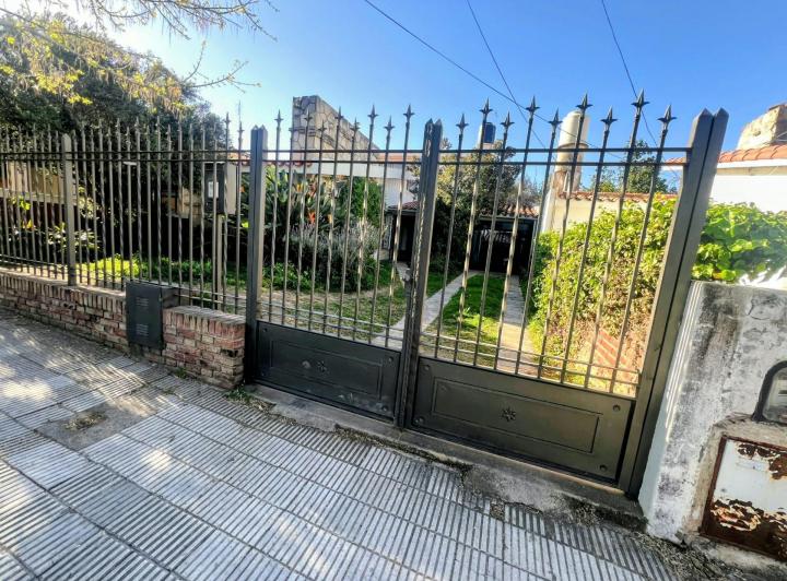 Casa · 255m² · 8 Ambientes · 2 Cocheras
