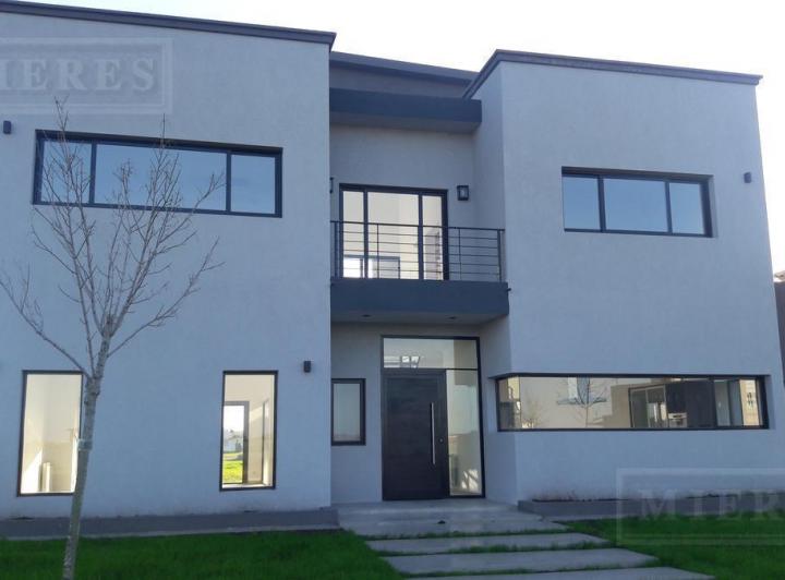 Casa · 257m² · 4 Ambientes · 2 Cocheras
