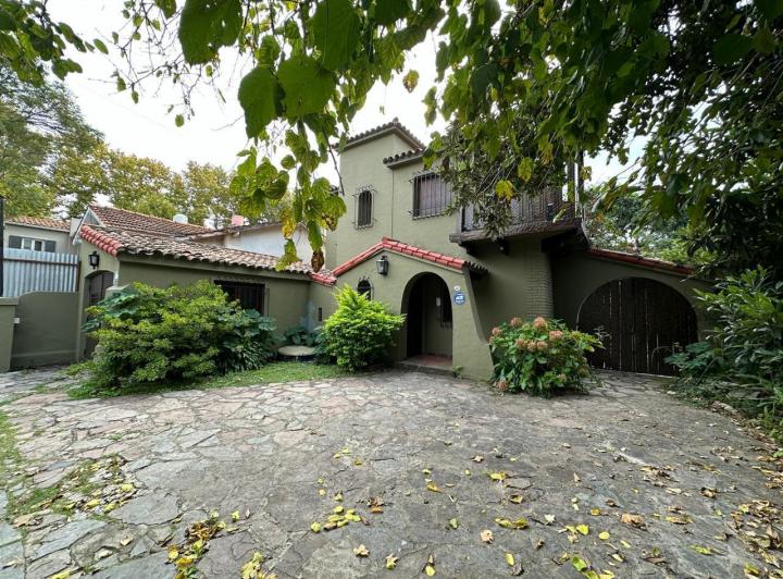 Casa · 210m² · 6 Ambientes · 2 Cocheras