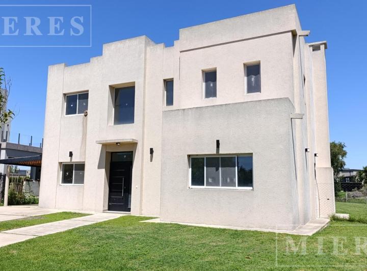 Casa · 227m² · 5 Ambientes · 2 Cocheras