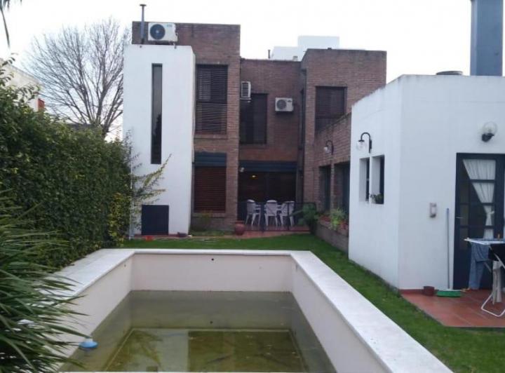 Casa · 214m² · 5 Ambientes · 1 Cochera