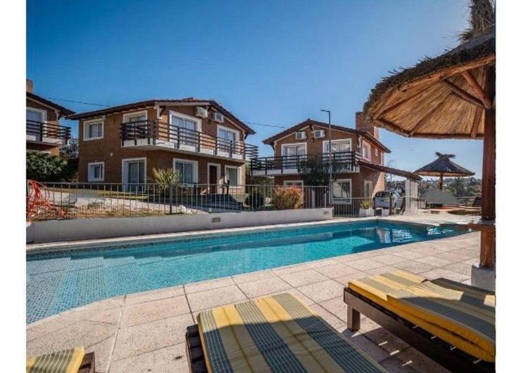 Casa · 1300m² · 4 Ambientes · 2 Cocheras
