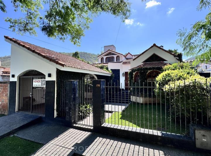 Casa · 300m² · 7 Ambientes · 1 Cochera