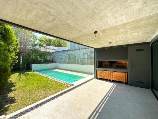 Casa · 190m² · 4 Ambientes · 2 Cocheras