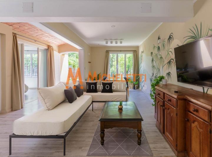 Casa · 400m² · 6 Ambientes · 2 Cocheras