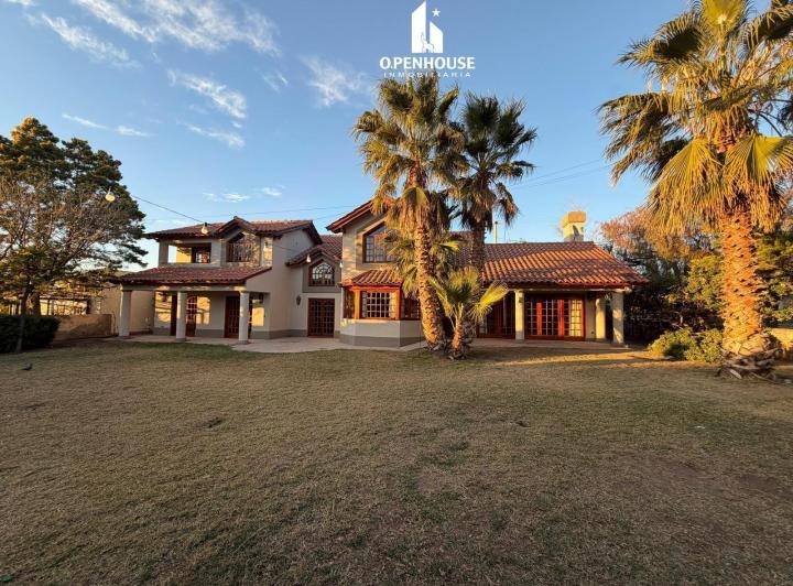 Casa · 410m² · 6 Dormitorios · 2 Cocheras