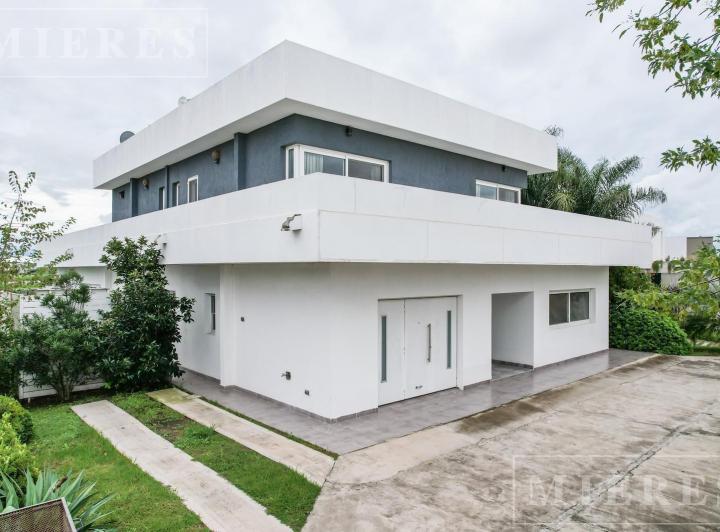 Casa · 388m² · 6 Ambientes · 2 Cocheras